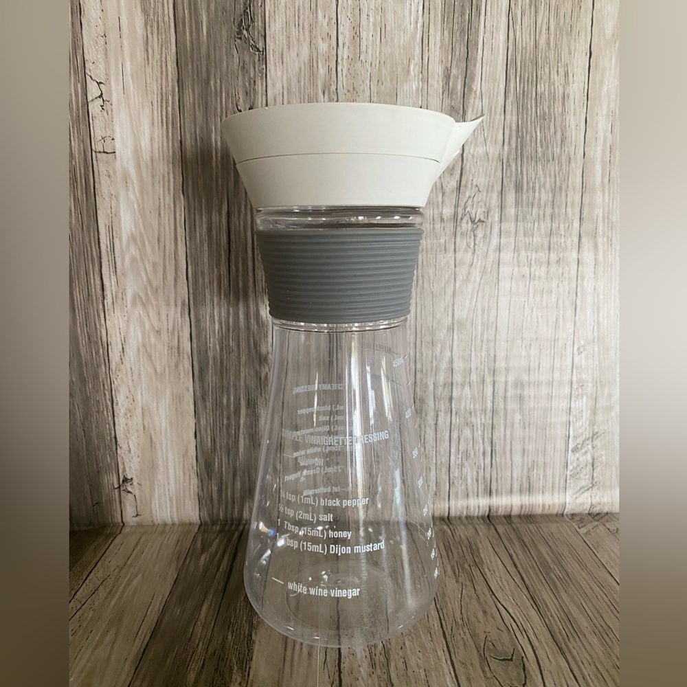 Pampered Chef Salad Dressing Measuring Container